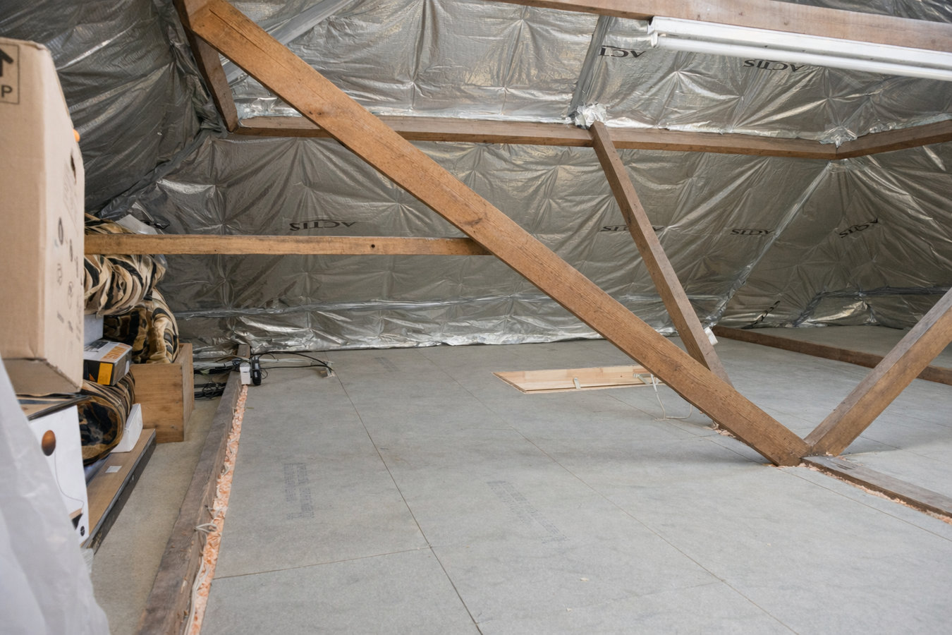 Professional insulation contractor working in Waipahu, HI